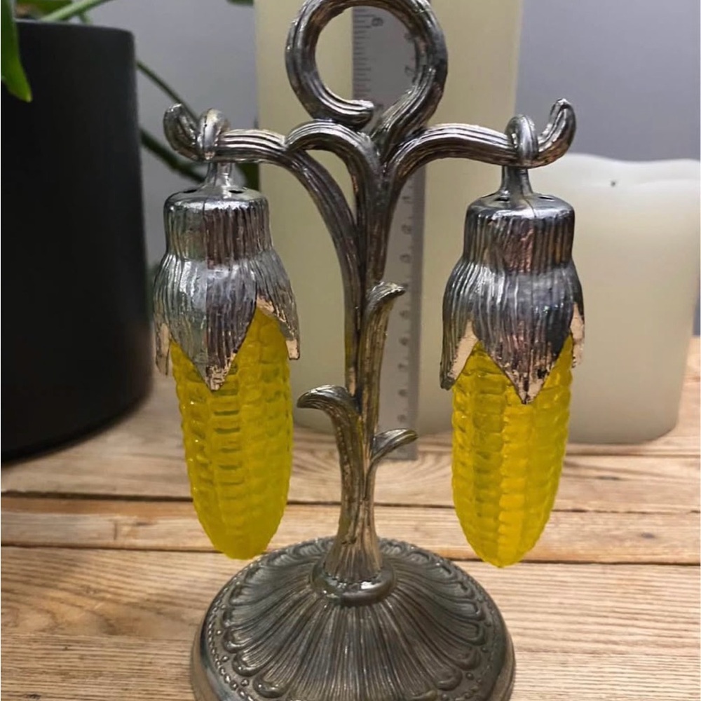 Vintage Hanging Yellow Plastic Salt and Pepper Shakers Hong Kong - Picture 4 of 5